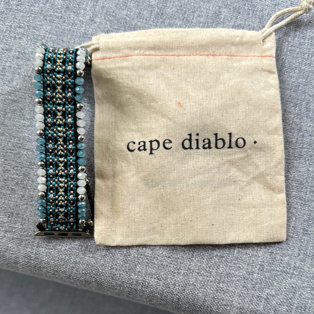 Cape Diablo Turquoise and White Beaded Bracelet